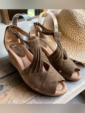 Earth Brown Tan Suede Wedge Sandals